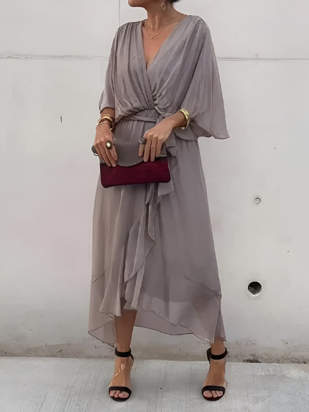 Monique™|Chiffon jurk met V-hals