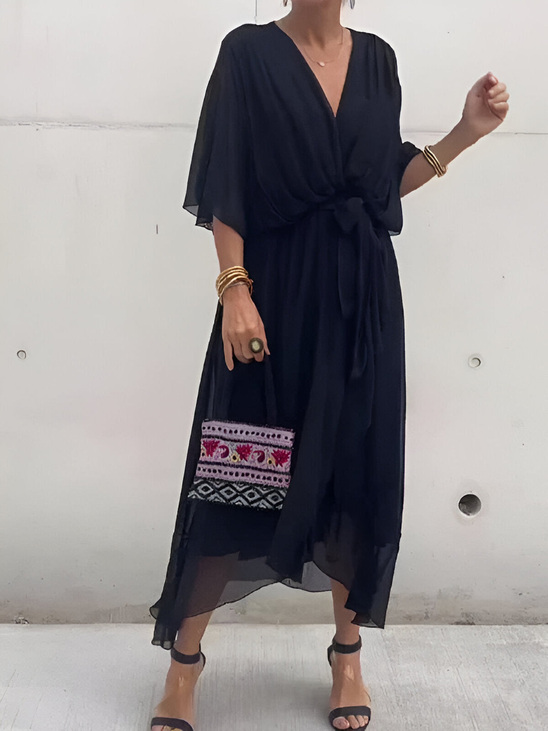 Monique™|Chiffon jurk met V-hals